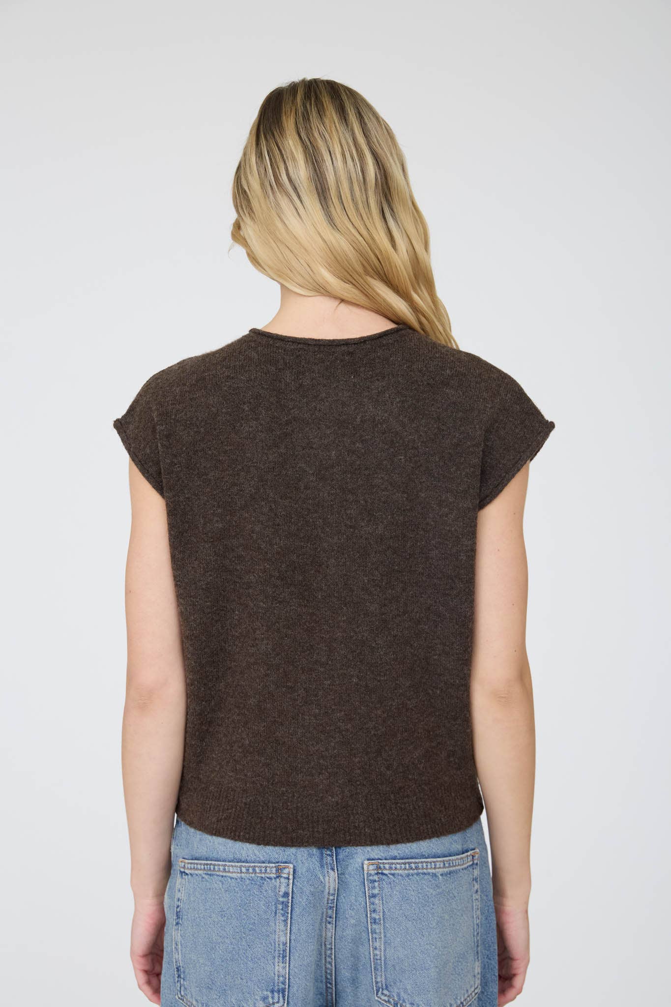 RAW EDGE SLEEVELESS LIGHTWEIGHT CARDIGAN: CHOCOLATE BROWN