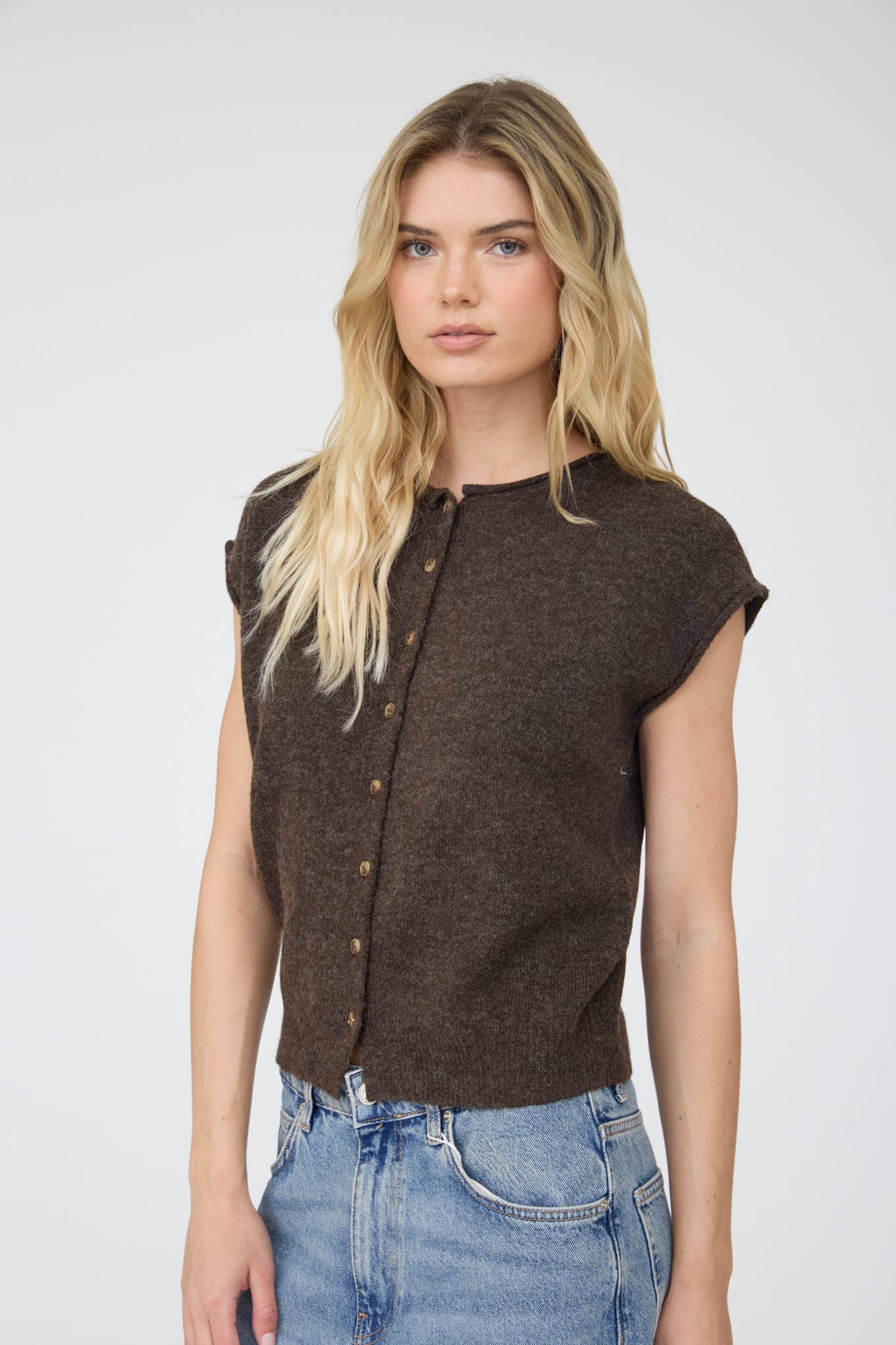 RAW EDGE SLEEVELESS LIGHTWEIGHT CARDIGAN: CHOCOLATE BROWN