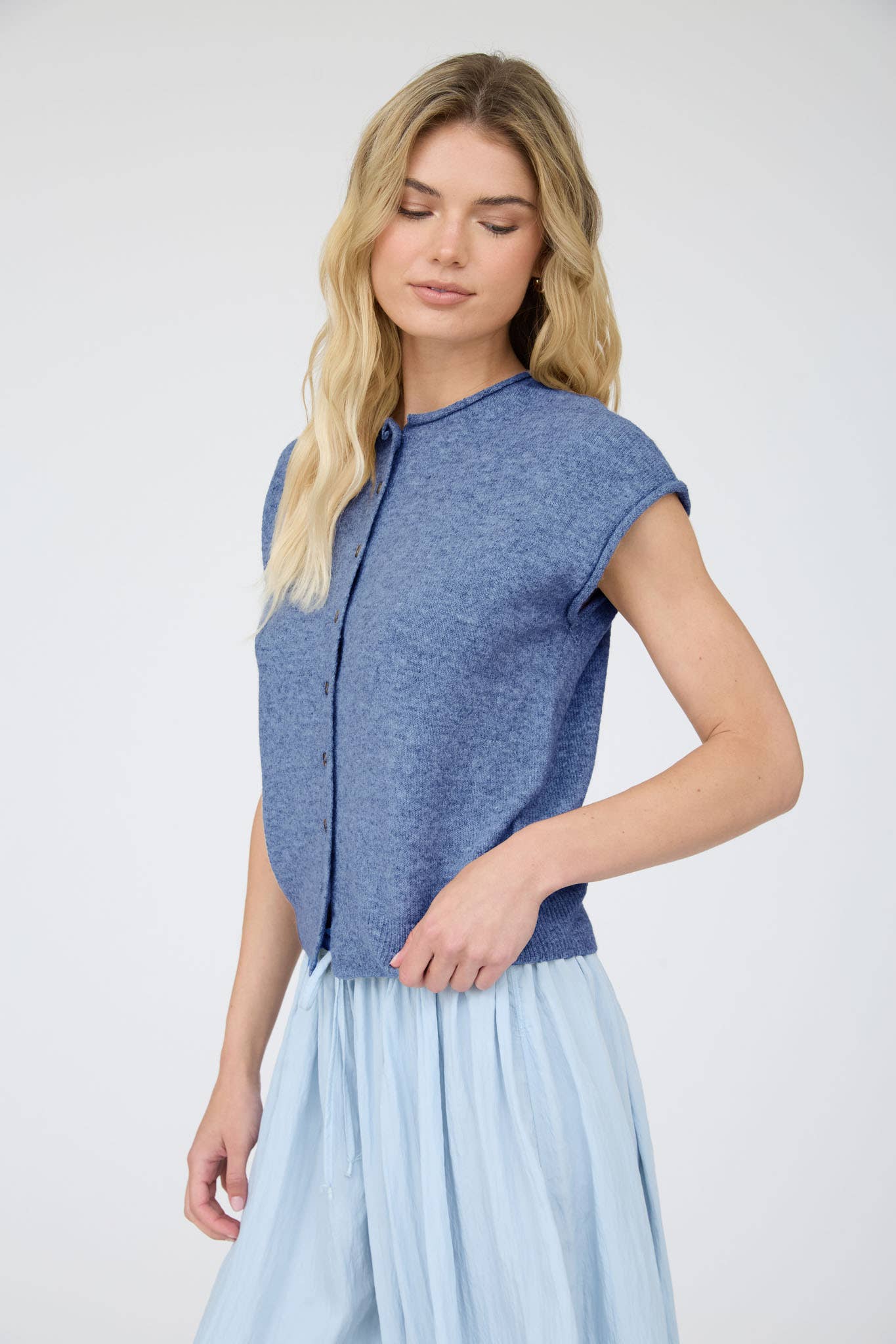 RAW EDGE SLEEVELESS LIGHTWEIGHT CARDIGAN: DENIM BLUE